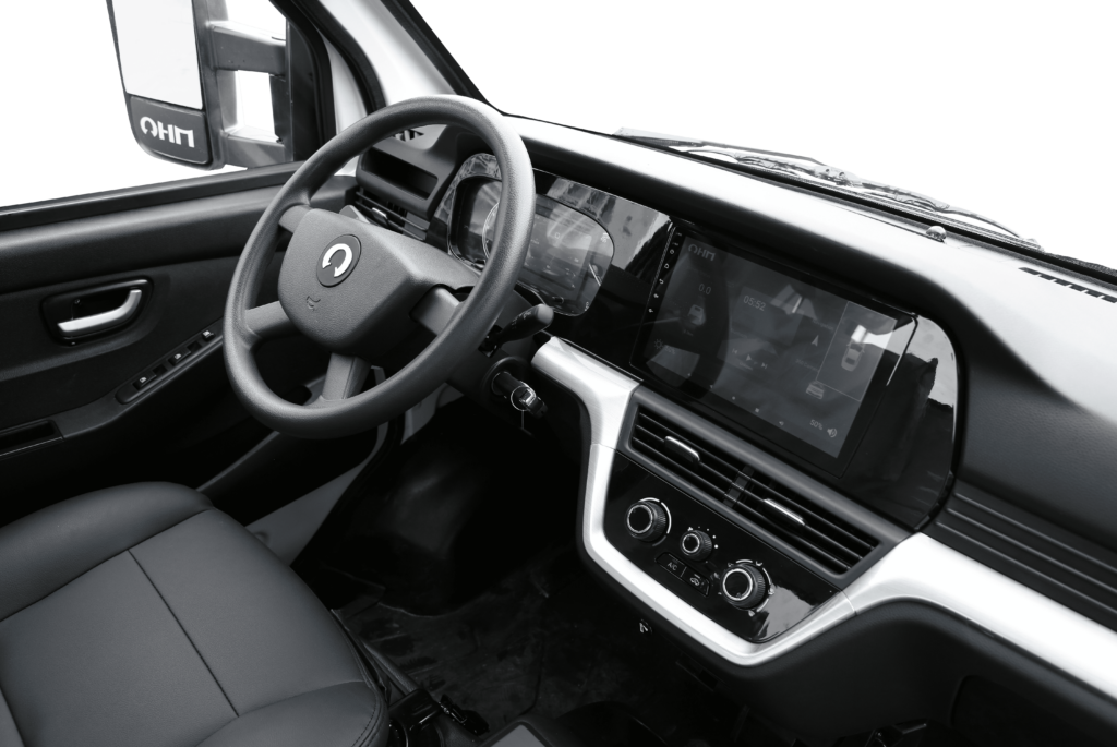 Interior de la cabina del OHM S35 chasis cabina 100% eléctrico